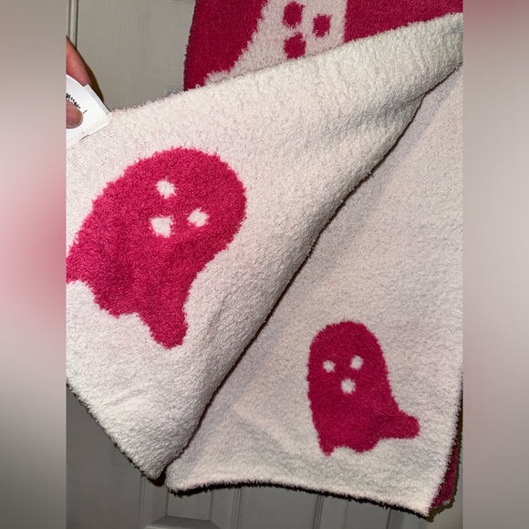 NEW! CUPCAKES & CASHMERE Hot Pink Ghosts Reversible Oversized Throw Blanket NWT! - Picture 6 of 16